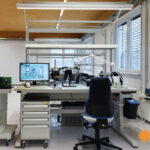 Instalación de mesas ESD para laboratorio